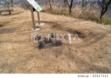 鳶尾山の山頂にある三角点（東丹沢） 85817433