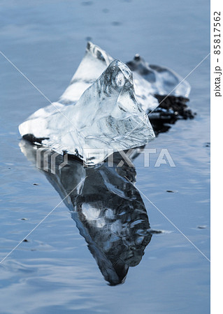 Isolated piece of iceberg melting with reflection 85817562