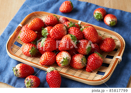 ザルにもった苺 ザルにもった苺 85817799