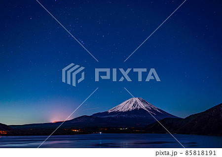 （山梨県）星空の下、厳寒の本栖湖と富士山 85818191