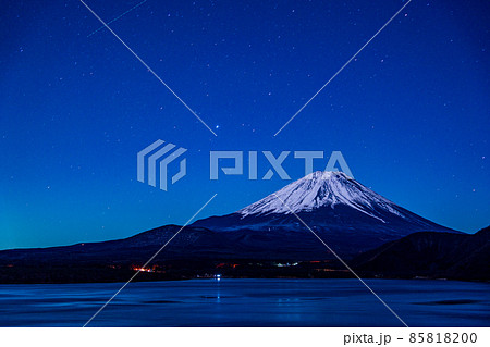 (山梨県)星空の下、厳寒の本栖湖と富士山 (山梨県)星空の下、厳寒の本栖湖と富士山 85818200