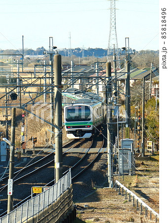 JR東日本成田線の小林駅の単線分岐器（ポイント）を通過する E231系電車　千葉県印西市小林 85818496