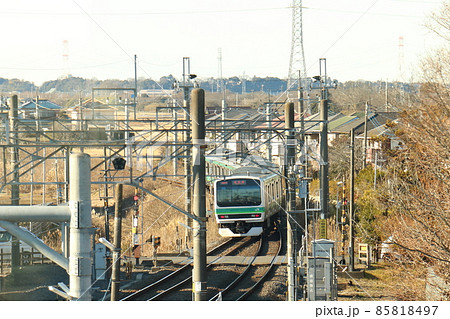 JR東日本成田線の小林駅の単線分岐器（ポイント）を通過する E231系電車　千葉県印西市小林 85818497