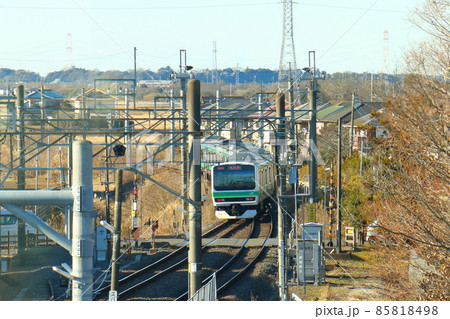 JR東日本成田線の小林駅の単線分岐器（ポイント）を通過する E231系電車　千葉県印西市小林 85818498