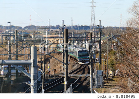 JR東日本成田線の小林駅の単線分岐器（ポイント）を通過する E231系電車　千葉県印西市小林 85818499