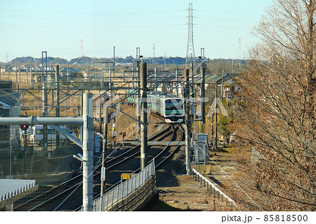 JR東日本成田線の小林駅の単線分岐器(ポイント)を通過する E231系電車 千葉県印西市小林 JR東日本成田線の小林駅の単線分岐器(ポイント)を通過する E231系電車 千葉県印西市小林 85818500