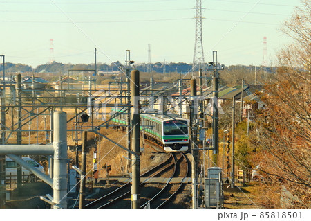 JR東日本成田線の小林駅の単線分岐器(ポイント)を通過する E231系電車 千葉県印西市小林 JR東日本成田線の小林駅の単線分岐器(ポイント)を通過する E231系電車 千葉県印西市小林 85818501