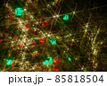 眩い光を放つクリスマスツリーのイルミネーション 85818504