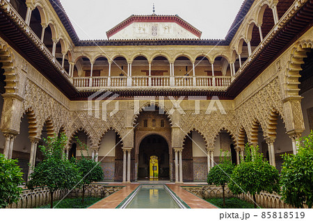 セビーリャ（セビリアのアルカサル　乙女の中庭 85818519