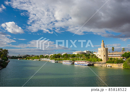 セビリアのサン・テルモ橋から眺めるアルフォンソ運河と黄金の塔 85818522