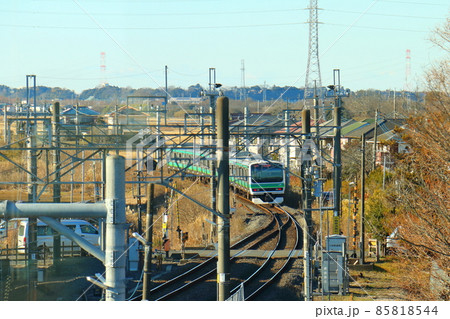 JR東日本成田線の小林駅の単線分岐器（ポイント）を通過する E231系電車　千葉県印西市小林 85818544