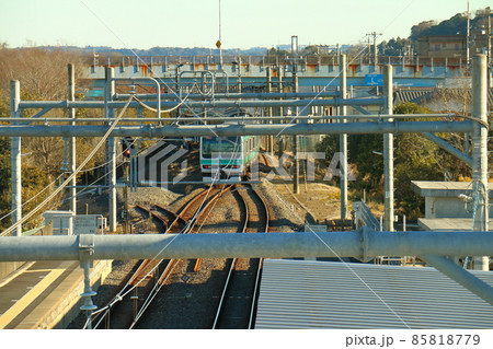JR東日本成田線の小林駅の単線分岐器(ポイント)を通過する E231系電車 千葉県印西市小林 JR東日本成田線の小林駅の単線分岐器(ポイント)を通過する E231系電車 千葉県印西市小林 85818779