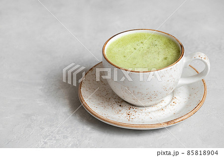 Matcha tea latte closeup on a gray concrete background. Japanese green tea. Copy space 85818904