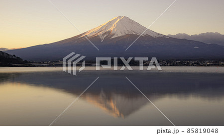 夜明けの逆さ富士・河口湖からの絶景 85819048