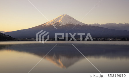 夜明けの逆さ富士・河口湖からの絶景 85819050