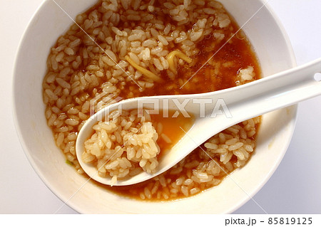 ラーメンスープに入れたご飯 85819125
