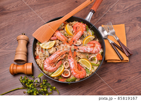 魚介家庭で作る「お手軽フライパンでパエリア」。サフランは使いません。パエリア風のアレンジ料理です。 85819167