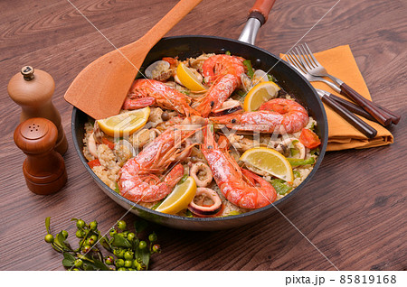 魚介家庭で作る「お手軽フライパンでパエリア」。サフランは使いません。パエリア風のアレンジ料理です。 85819168