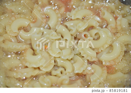 Cooking pasta in a pot in the kitchen 85819181