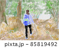 秋の山道を歩く女性 85819492