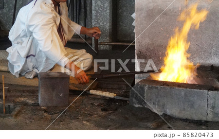 刀を作る人 85820473