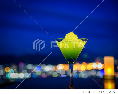 夜景のみえるバーのカクテル 85821035