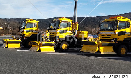 除雪車が待機する高速道路のサービスエリア 85821426