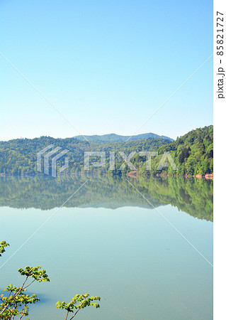 鏡面の水面が美しき桂沢湖 85821727