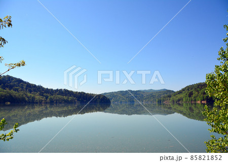 鏡面の水面が美しき桂沢湖 85821852