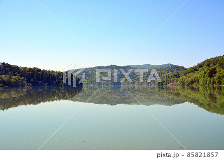 鏡面の水面が美しき桂沢湖 鏡面の水面が美しき桂沢湖 85821857