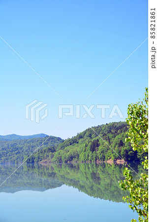 鏡面の水面が美しき桂沢湖 85821861