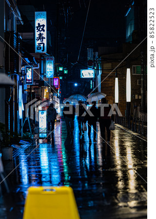雨の街の写真素材 [85822523] - PIXTA