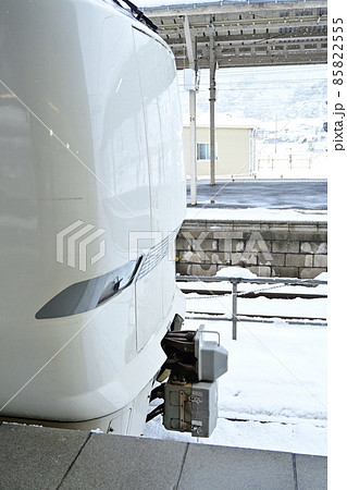 北陸本線・米原駅の特急しらさぎと待機 北陸本線・米原駅の特急しらさぎと待機 85822555