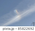 羽根のような虹色の雲 85822692