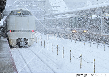 大雪の日と米原駅の特急しらさぎ 大雪の日と米原駅の特急しらさぎ 85822693