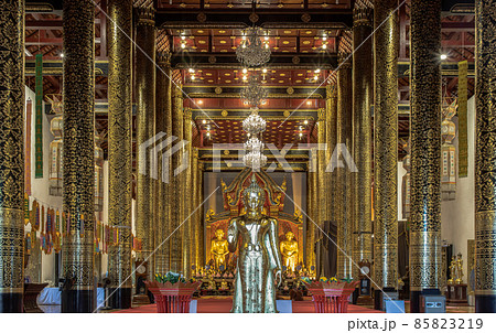 The golden buddha image inside the Buddhist church at the famous Wat Chedi Luang Varavihara. 85823219