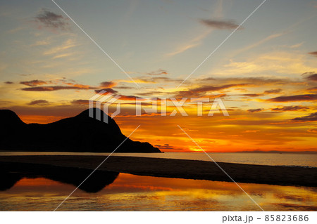 丹後半島 夕焼け空 日本海に沈んでいく 夕陽 丹後半島 夕焼け空 日本海に沈んでいく 夕陽 85823686
