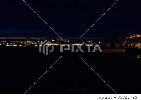 Night view of the Neva river in St. Petersburg, Russia 85823729