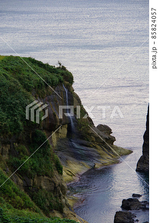 丹後半島　透明度高い日本海　屏風岩　山陰ジオパークの美しい海と自然 85824057