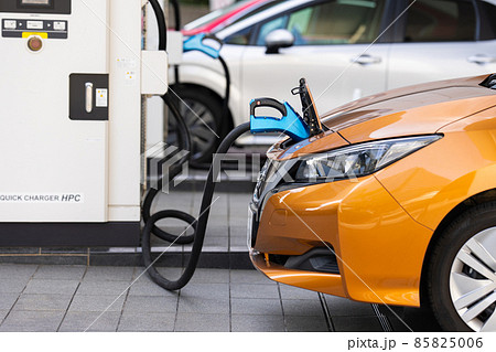 EV（電気自動車）の充電 85825006