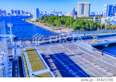 【東京の都市風景】東京国際クルーズターミナルからお台場の街並み 85825706