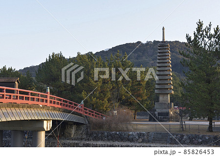 浮島十三重石塔と喜撰橋　宇治 85826453