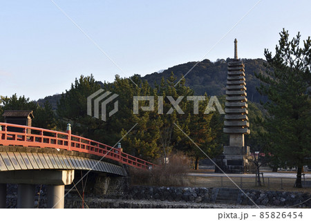 浮島十三重石塔と喜撰橋　宇治 85826454