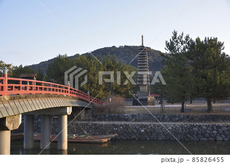 浮島十三重石塔と喜撰橋　宇治 85826455