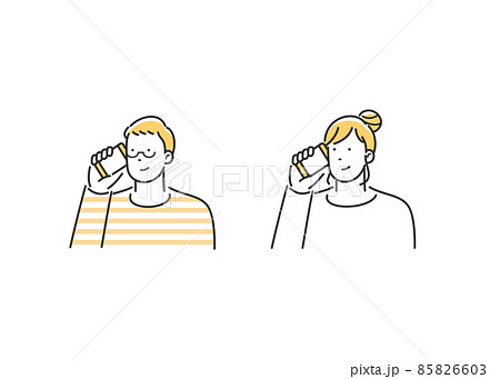 スマホで通話する男性と女性  85826603