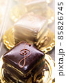 Chocolate cake with a treble clef sign made with cream 85826745