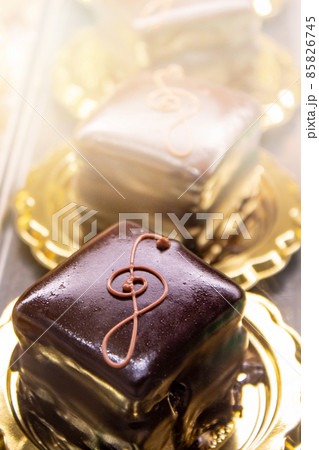Chocolate cake with a treble clef sign made with cream 85826745