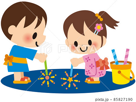 夏休みに花火をする子供 夏休みに花火をする子供 85827190