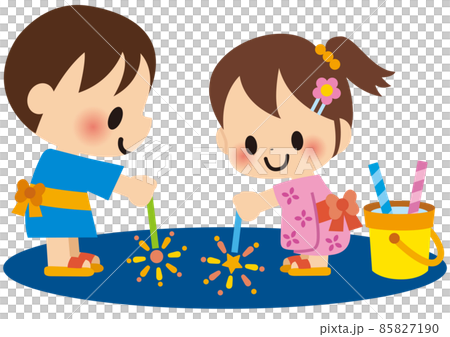 夏休みに花火をする子供 夏休みに花火をする子供 85827190