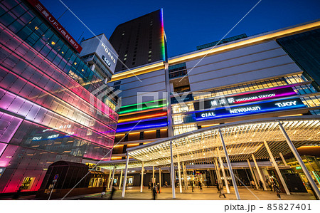 日本の横浜都市景観 横浜駅やイルミネーションなどを望む 日本の横浜都市景観 横浜駅やイルミネーションなどを望む 85827401